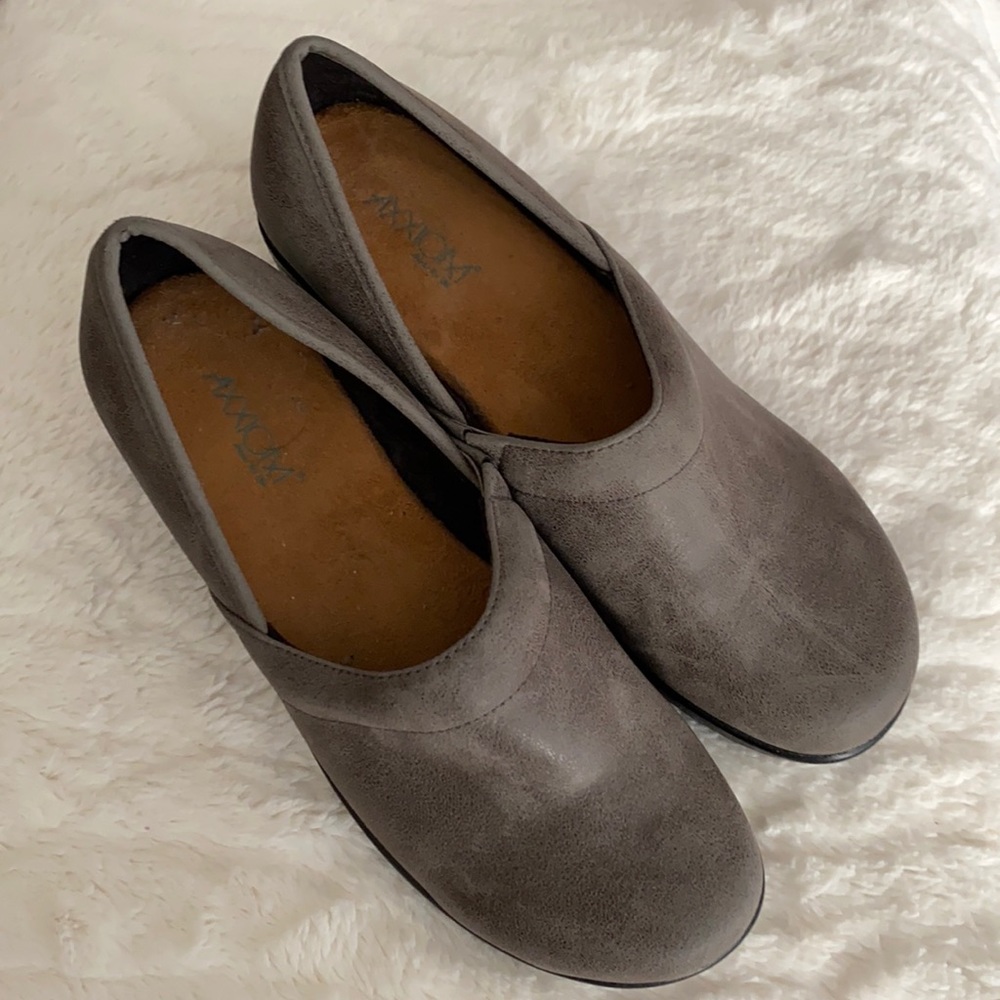 Axiom women’s clogs/slides. Marine style. Grey with black sole.